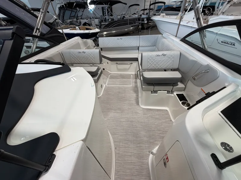 Slide: The Image of Sea Ray SDX 230 2026 - 42