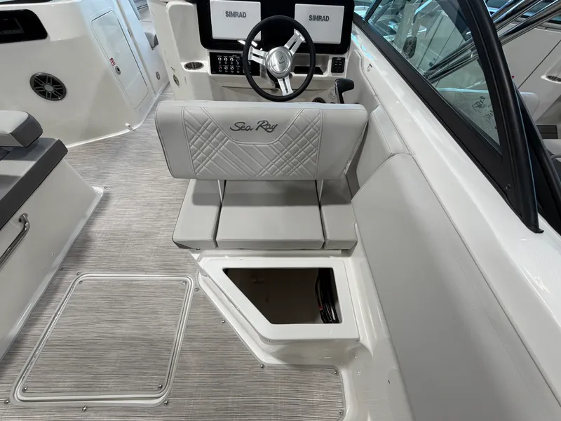 Slide: The Image of Sea Ray SDX 230 2026 - 43