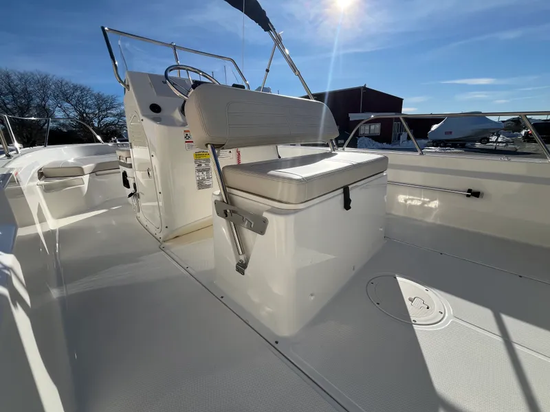 Slide: The Image of Boston Whaler 190 Montauk 2025 - 10