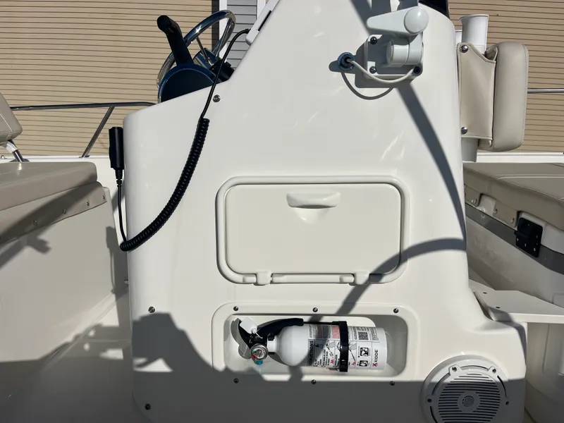 Slide: The Image of Boston Whaler 190 Montauk 2025 - 12