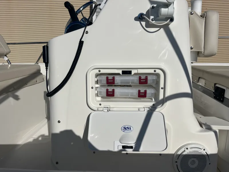 Slide: The Image of Boston Whaler 190 Montauk 2025 - 13