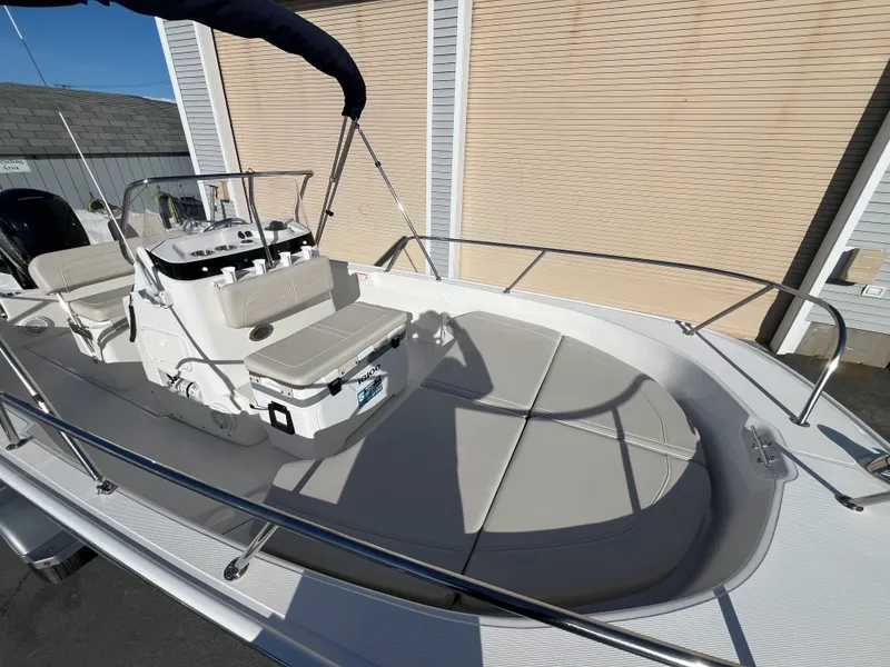 Slide: The Image of Boston Whaler 190 Montauk 2025 - 14