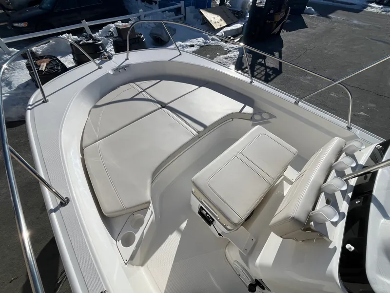 Slide: The Image of Boston Whaler 190 Montauk 2025 - 17