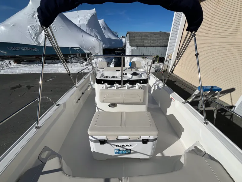 Slide: The Image of Boston Whaler 190 Montauk 2025 - 18