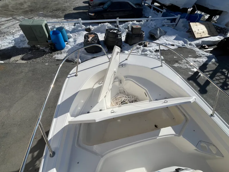 Slide: The Image of Boston Whaler 190 Montauk 2025 - 20