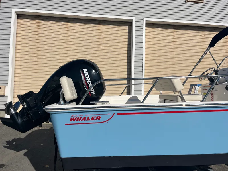 Slide: The Image of Boston Whaler 190 Montauk 2025 - 21