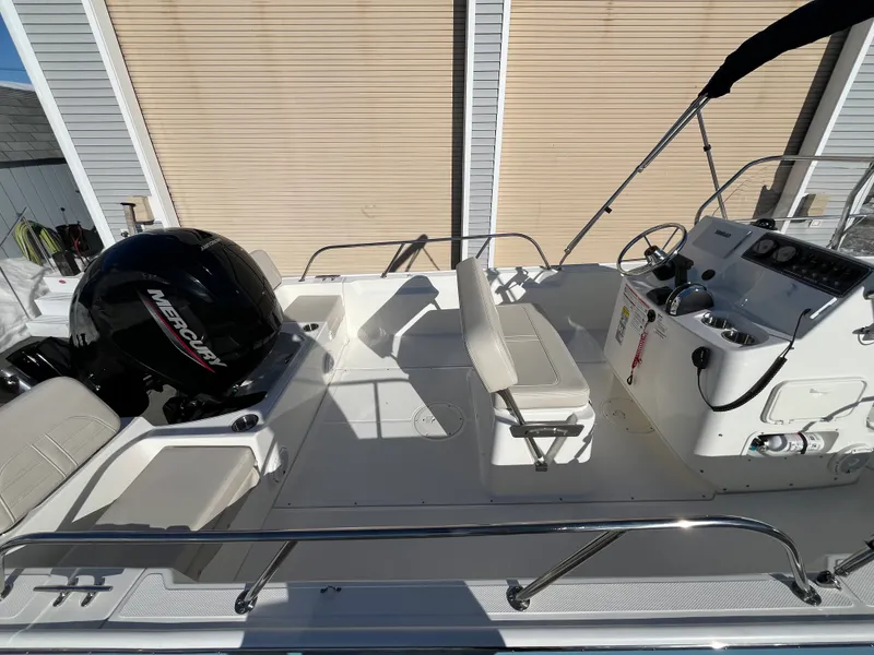 Slide: The Image of Boston Whaler 190 Montauk 2025 - 5