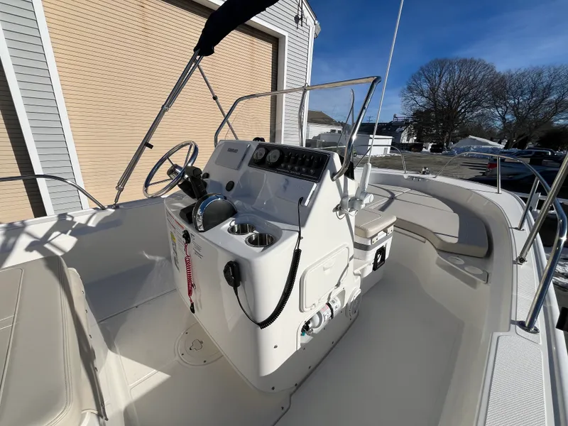Slide: The Image of Boston Whaler 190 Montauk 2025 - 6