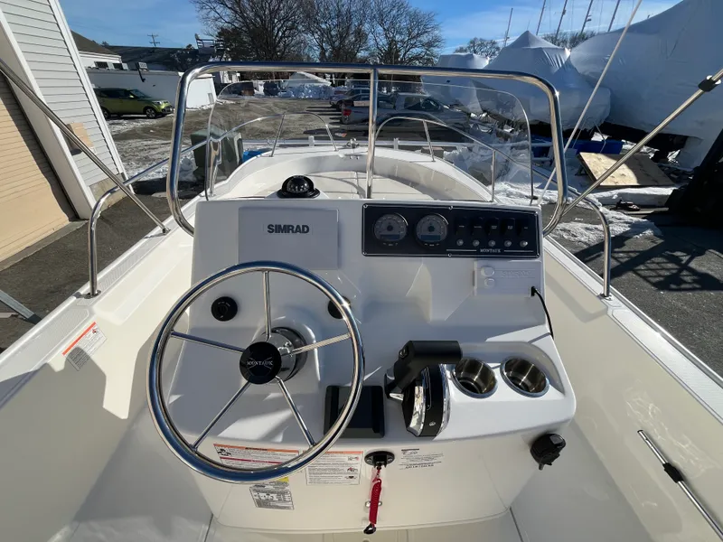 Slide: The Image of Boston Whaler 190 Montauk 2025 - 8