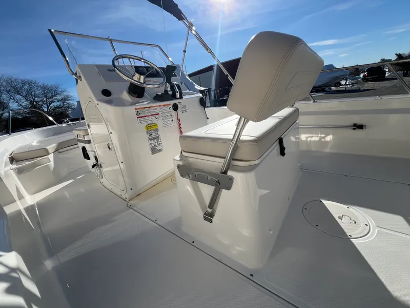 Slide: The Image of Boston Whaler 190 Montauk 2025 - 9