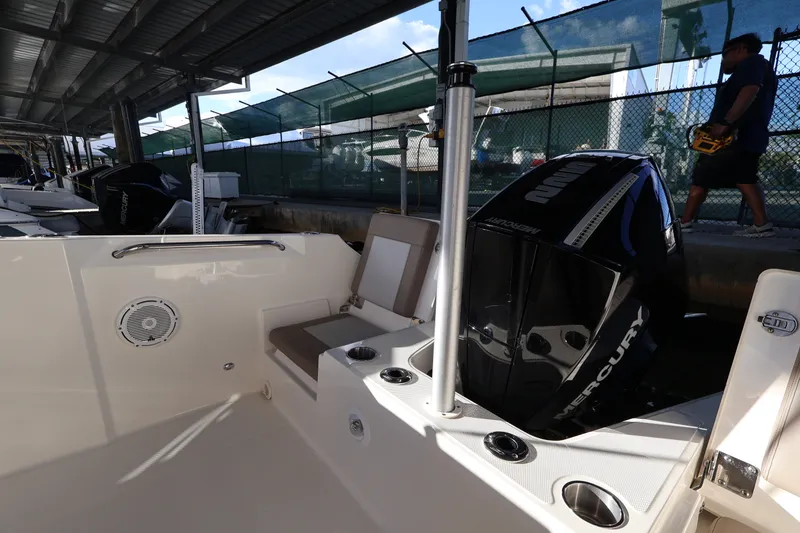 Slide: The Image of Boston Whaler 210 Vantage 2024 - 10