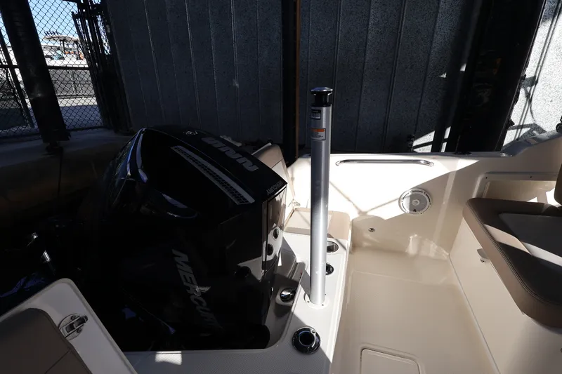 Slide: The Image of Boston Whaler 210 Vantage 2024 - 11