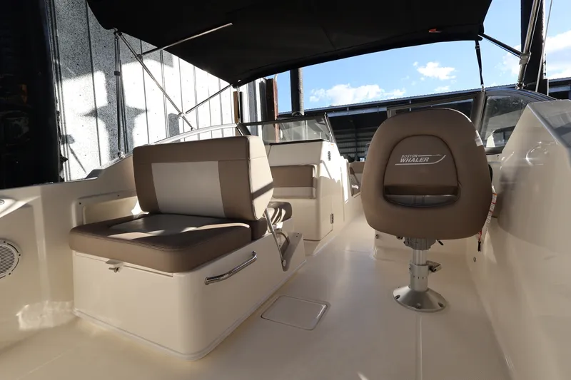 Slide: The Image of Boston Whaler 210 Vantage 2024 - 12