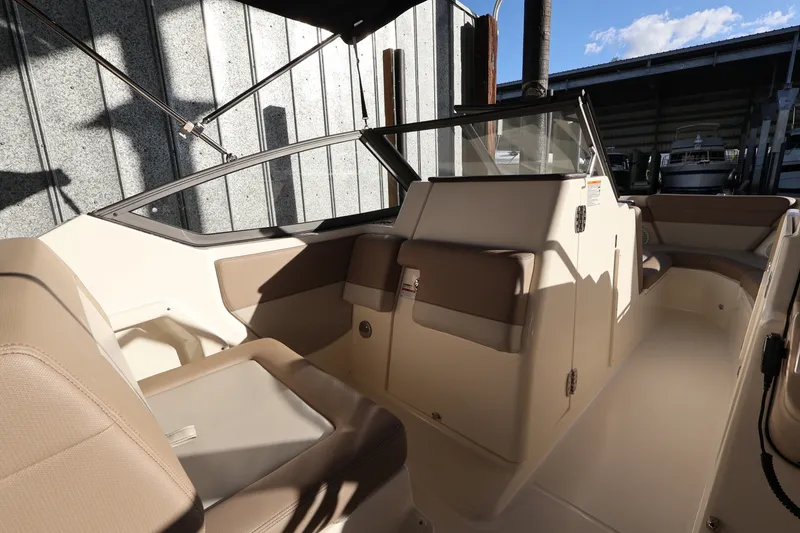 Slide: The Image of Boston Whaler 210 Vantage 2024 - 13