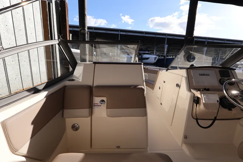 Slide: The Image of Boston Whaler 210 Vantage 2024 - 14