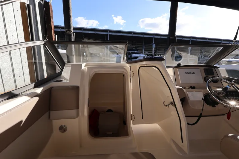 Slide: The Image of Boston Whaler 210 Vantage 2024 - 15