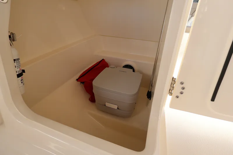 Slide: The Image of Boston Whaler 210 Vantage 2024 - 16