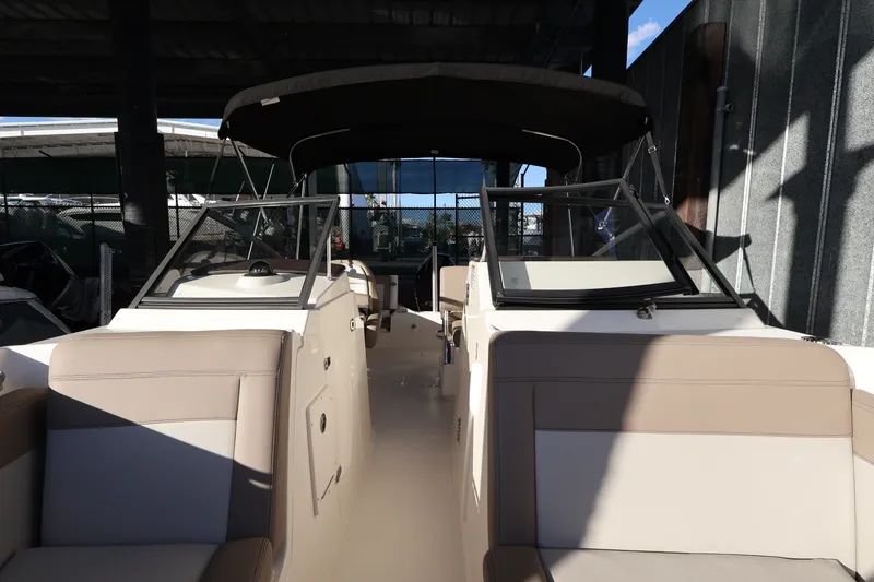 Slide: The Image of Boston Whaler 210 Vantage 2024 - 19
