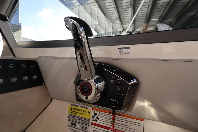 Slide: The Image of Boston Whaler 210 Vantage 2024 - 20