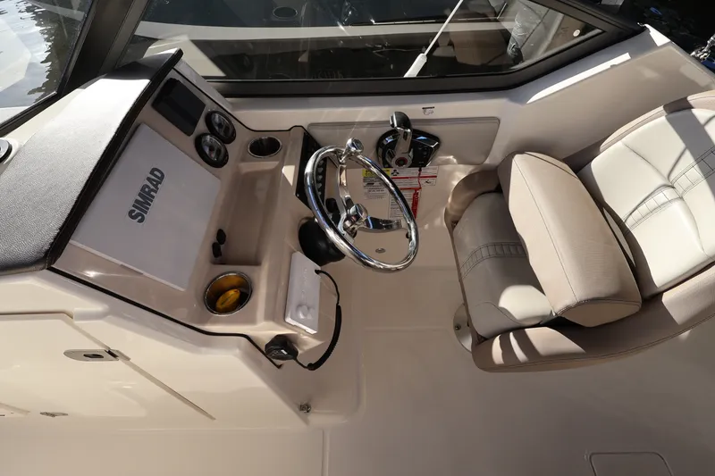 Slide: The Image of Boston Whaler 210 Vantage 2024 - 21