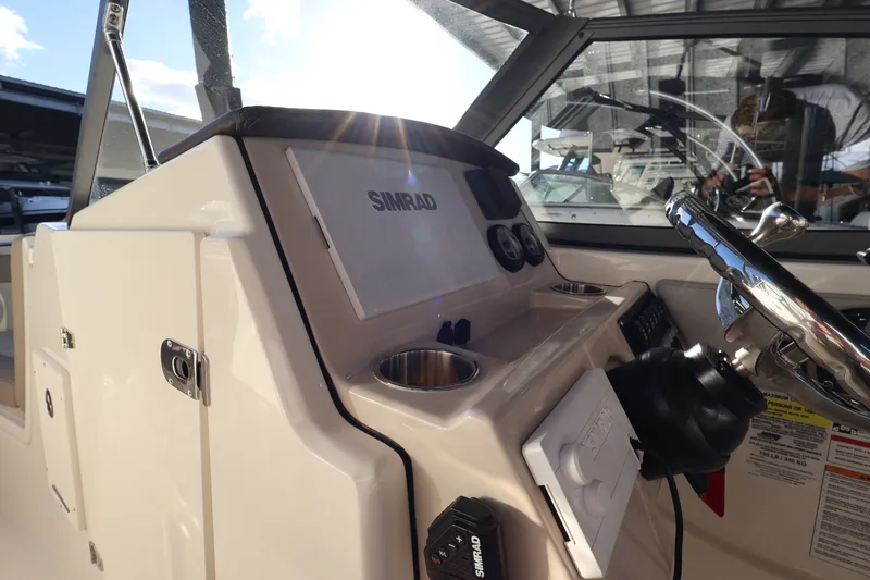Slide: The Image of Boston Whaler 210 Vantage 2024 - 22