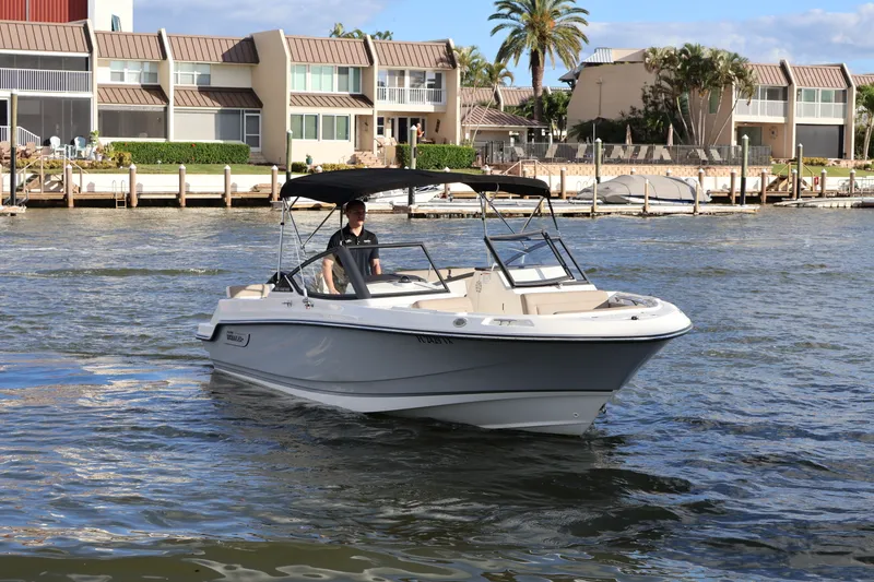 Slide: The Image of Boston Whaler 210 Vantage 2024 - 3