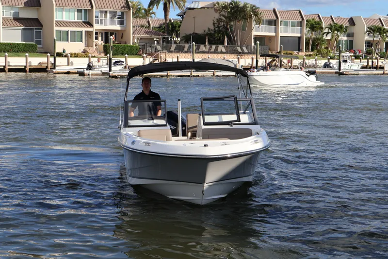 Slide: The Image of Boston Whaler 210 Vantage 2024 - 4