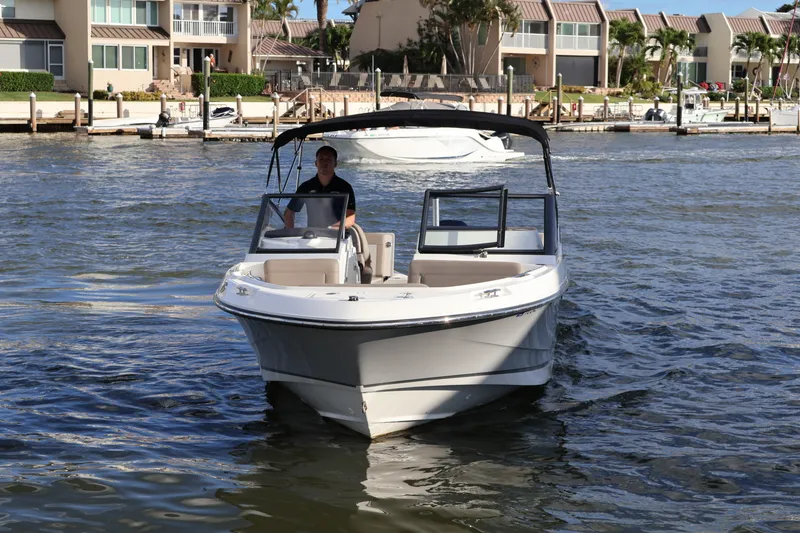 Slide: The Image of Boston Whaler 210 Vantage 2024 - 5