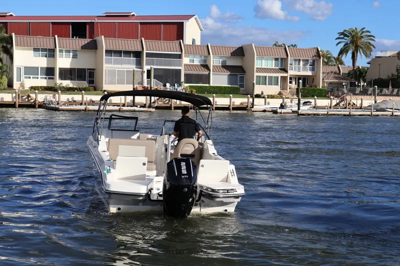 Slide: The Image of Boston Whaler 210 Vantage 2024 - 6