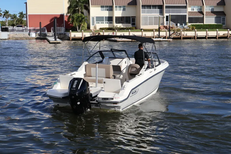 Slide: The Image of Boston Whaler 210 Vantage 2024 - 7