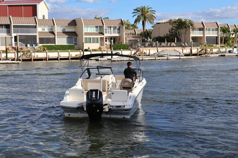 Slide: The Image of Boston Whaler 210 Vantage 2024 - 8