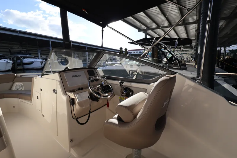 Slide: The Image of Boston Whaler 210 Vantage 2024 - 9