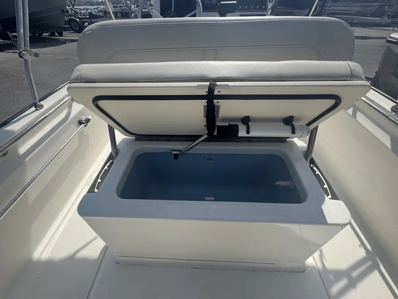 Slide: The Image of Boston Whaler 170 Montauk 2024 - 6