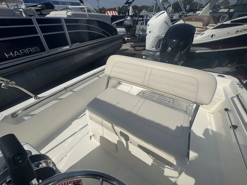 Slide: The Image of Boston Whaler 170 Montauk 2024 - 7