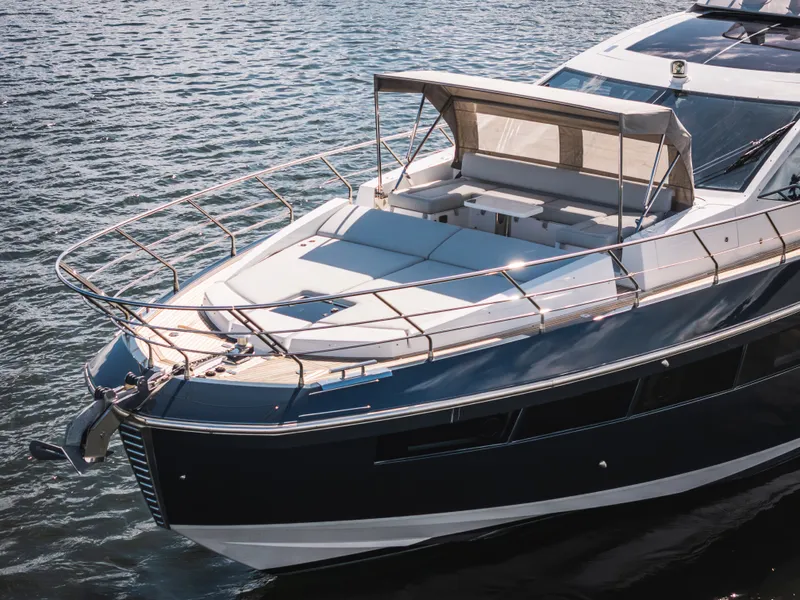 Slide: The Image of Azimut S7 2022 - 10