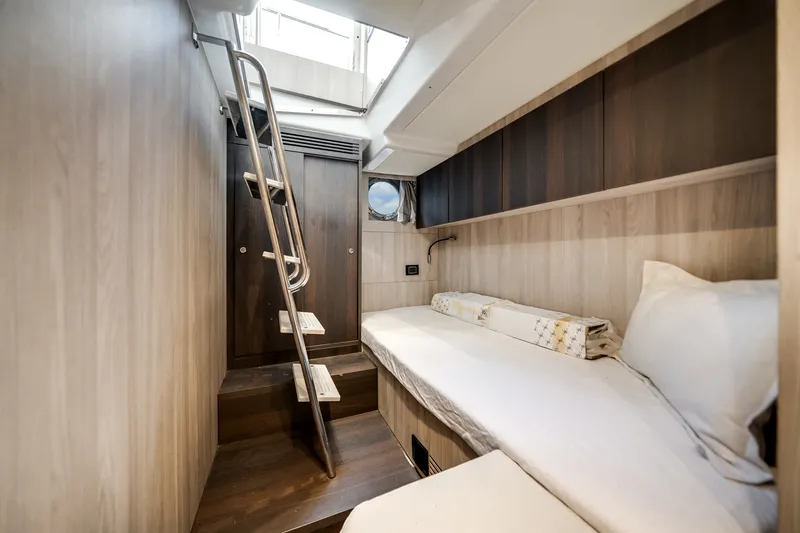 Slide: The Image of Azimut S7 2022 - 12