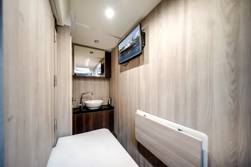 Slide: The Image of Azimut S7 2022 - 13