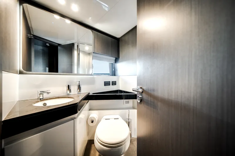 Slide: The Image of Azimut S7 2022 - 18