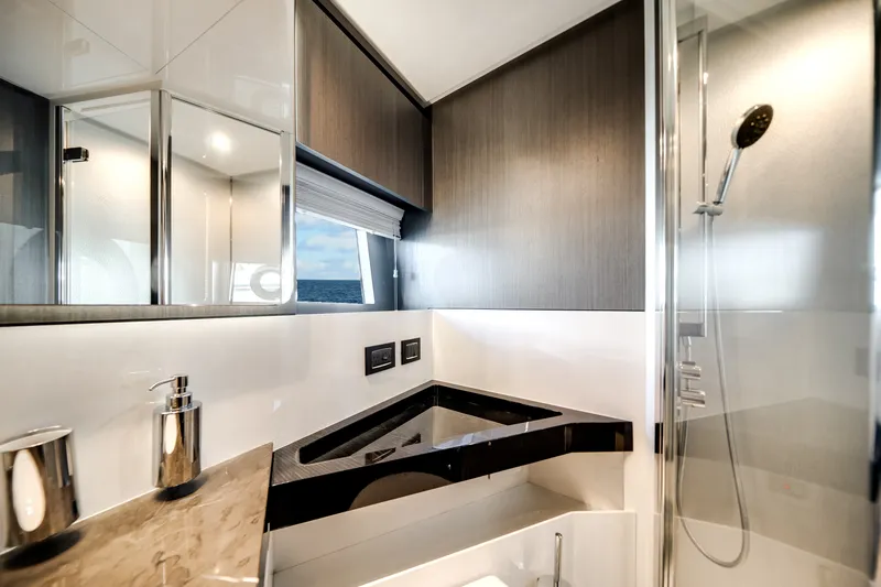 Slide: The Image of Azimut S7 2022 - 19