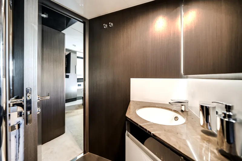 Slide: The Image of Azimut S7 2022 - 21