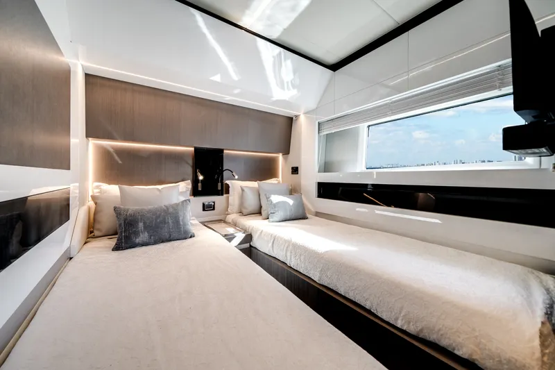 Slide: The Image of Azimut S7 2022 - 22