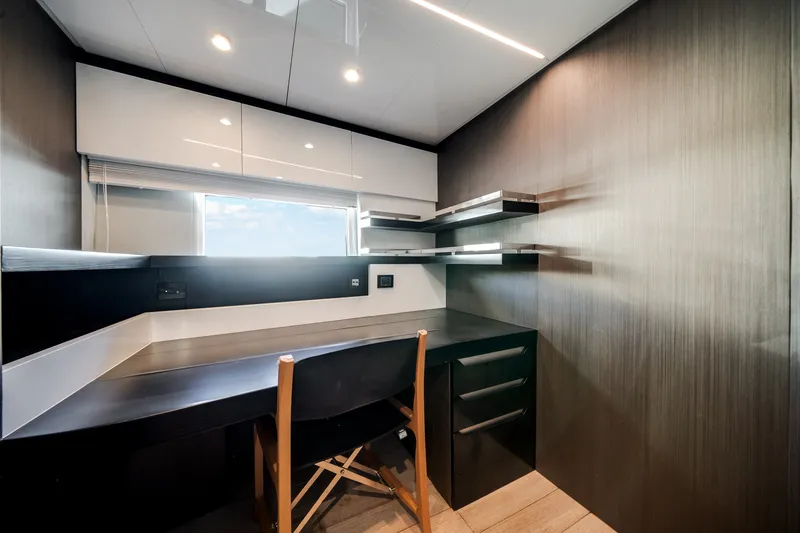 Slide: The Image of Azimut S7 2022 - 25