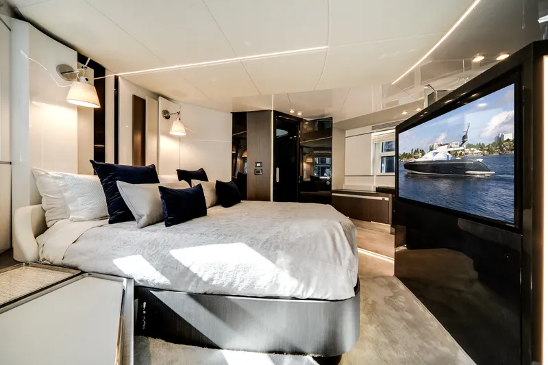 Slide: The Image of Azimut S7 2022 - 30