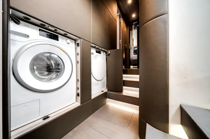 Slide: The Image of Azimut S7 2022 - 36