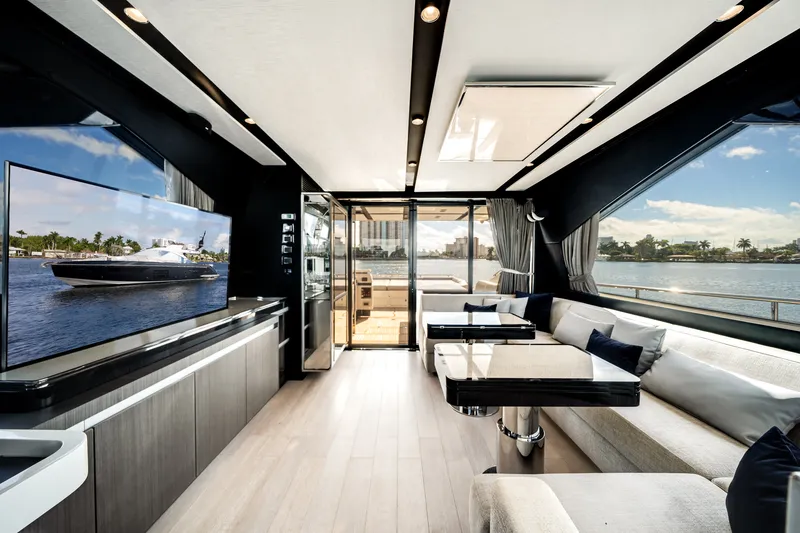 Slide: The Image of Azimut S7 2022 - 43