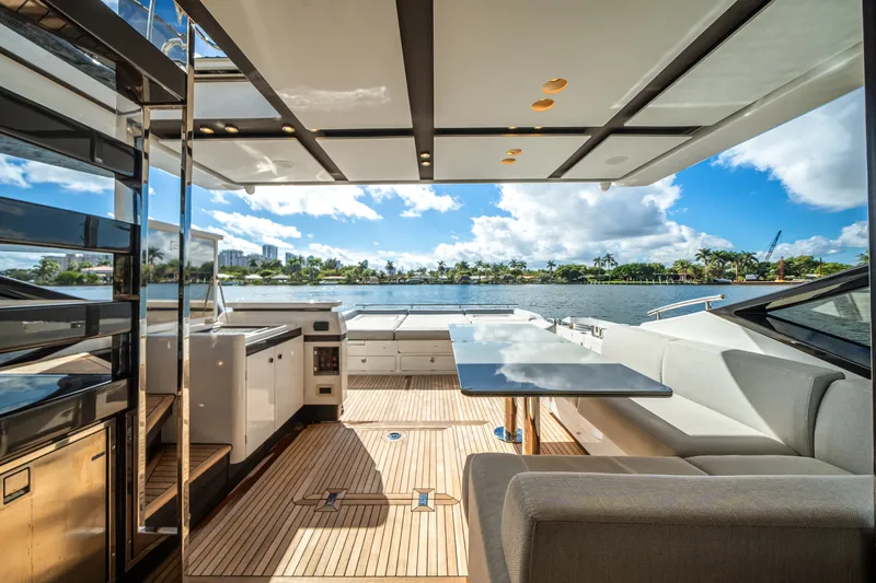 Slide: The Image of Azimut S7 2022 - 52