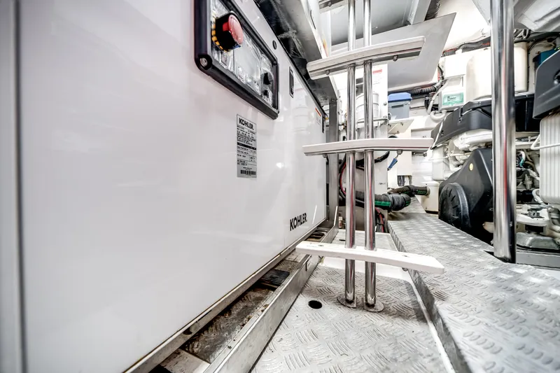 Slide: The Image of Azimut S7 2022 - 76