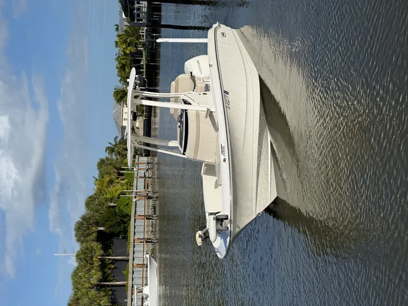 Slide: The Image of Boston Whaler 220 DAUNTLESS 2023 - 1
