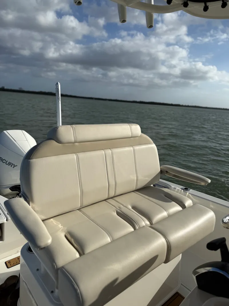 Slide: The Image of Boston Whaler 220 DAUNTLESS 2023 - 10