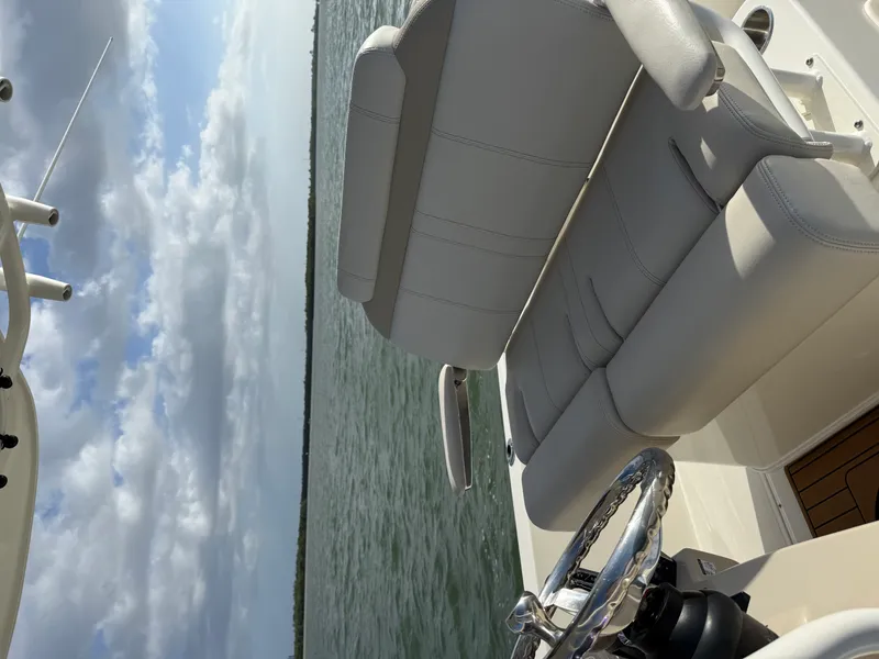 Slide: The Image of Boston Whaler 220 DAUNTLESS 2023 - 11